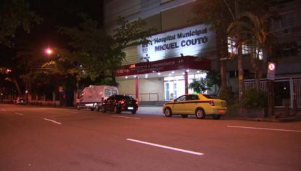 Chinês que sobreviveu a facada está internado no Hospital Miguel Couto, na Zona Sul do Rio — Foto: Reprodução/ TV Globo.