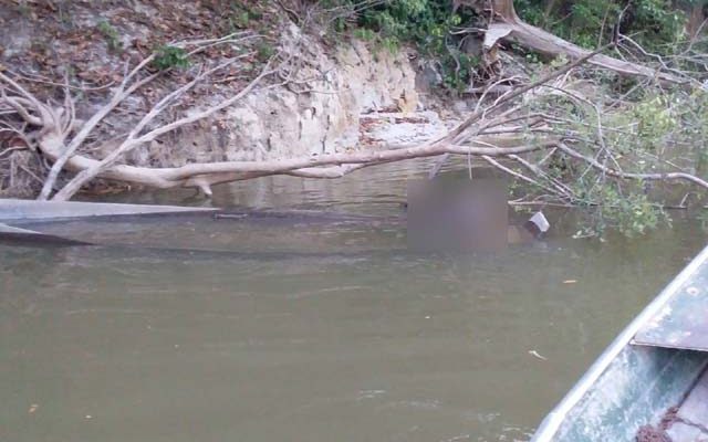 Idoso de 72 anos foi assassinado e corpo foi encontrado em barco preso a galhos no Rio Guariba em Colniza — Foto: Polícia Civil de Colniza (MT).