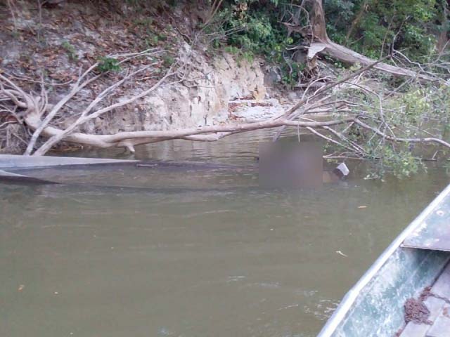 Idoso de 72 anos foi assassinado e corpo foi encontrado em barco preso a galhos no Rio Guariba em Colniza — Foto: Polícia Civil de Colniza (MT).