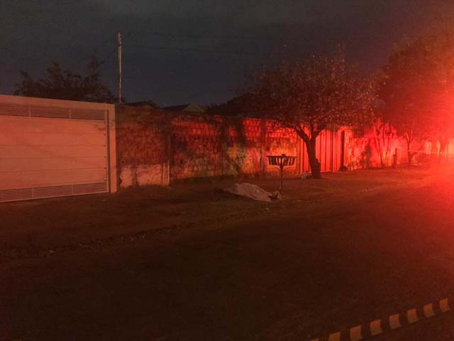 Rapaz foi morto quando estava na calçada — Foto: Graciela Andrade/TV Morena.