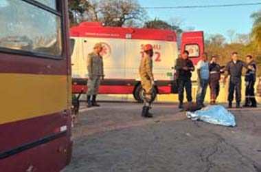 Motociclista morreu após colisão com ônibus — Foto: Corpo de Bombeiros/Divulgação.