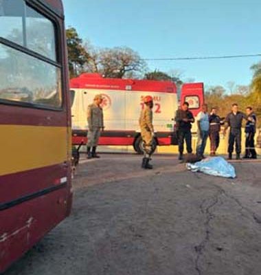 Motociclista morreu após colisão com ônibus — Foto: Corpo de Bombeiros/Divulgação.