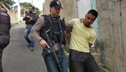 Pato foi preso em uma comunidade da Região Oceânica de Niterói — Foto: Reprodução/TV Globo.