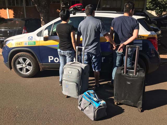 Peruanos presos em Brasilândia com 43,5 quilos de maconha — Foto: Polícia Militar/Divulgação.