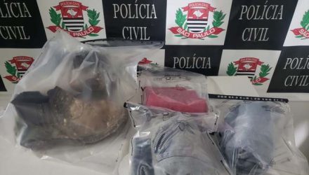 A polícia apreendeu as roupas usadas por ele na noite do crime — Foto: Polícia Civil / Divulgação.