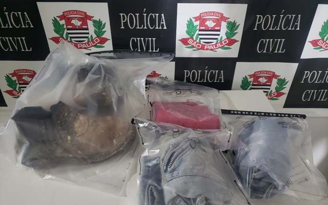 A polícia apreendeu as roupas usadas por ele na noite do crime — Foto: Polícia Civil / Divulgação.