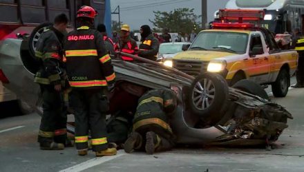 Carro capotado na Ponte do Socorro — Foto: Reprodução/TV Globo.