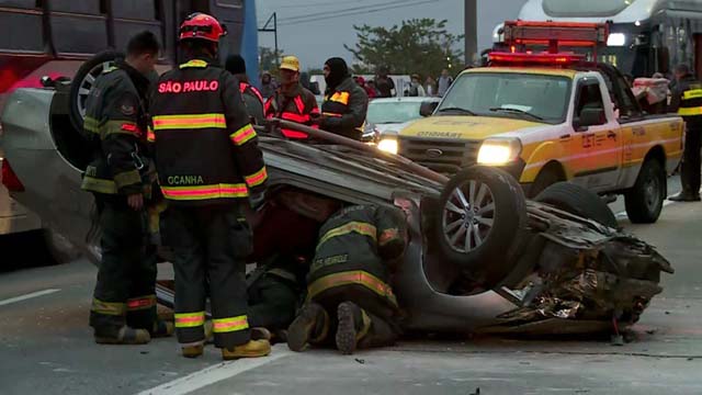 Carro capotado na Ponte do Socorro — Foto: Reprodução/TV Globo.