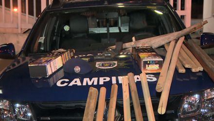 Pedaços de madeira e arma de fogo apreendidos em Campinas — Foto: Reprodução/EPTV.