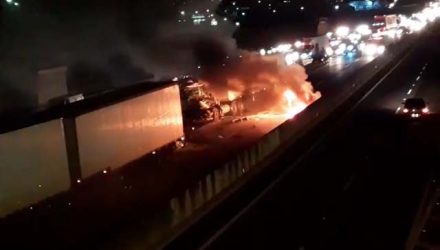 Acidente entre caminhão e carro interdita pista na Rodovia Anhanguera, em Campinas (SP) — Foto: Rodrigo Kuro.