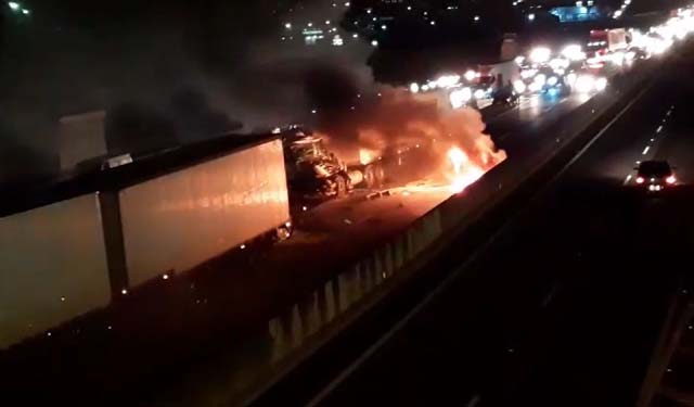 Acidente entre caminhão e carro interdita pista na Rodovia Anhanguera, em Campinas (SP) — Foto: Rodrigo Kuro.
