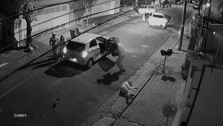 Bandidos agrediram uma das vítimas durante um assalto em Santo André — Foto: Reprodução/TV Globo.