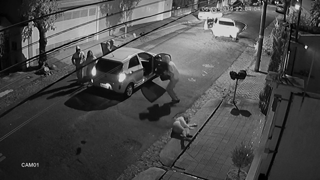 Bandidos agrediram uma das vítimas durante um assalto em Santo André — Foto: Reprodução/TV Globo.
