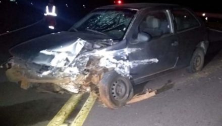 Veículo VW Gol roubado da vítima ficou bastante danificado depois de bater contra a defensa metálica do trevo de acesso de Lavínia à Rondon. Fotos: DIVULGAÇÃO