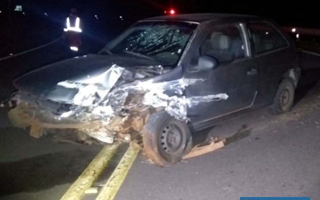 Veículo VW Gol roubado da vítima ficou bastante danificado depois de bater contra a defensa metálica do trevo de acesso de Lavínia à Rondon. Fotos: DIVULGAÇÃO