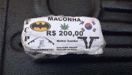 Tabletes de maconha com símbolos de milicianos e traficantes foram encontrados na Zona Oeste do Rio — Foto: Reprodução.