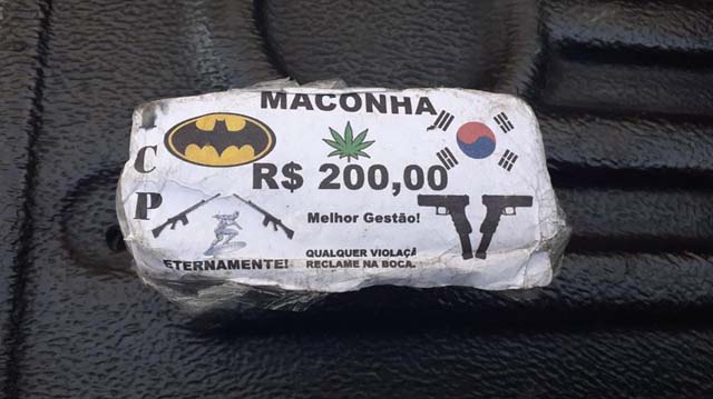 Tabletes de maconha com símbolos de milicianos e traficantes foram encontrados na Zona Oeste do Rio — Foto: Reprodução.