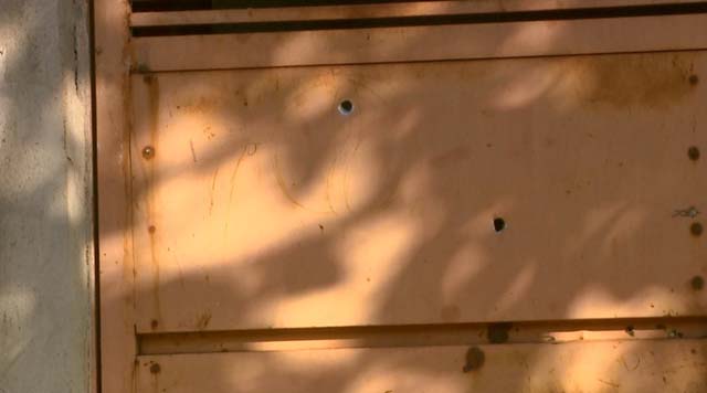 Marcas de tiros em portão de casa na Vila Elisa em Ribeirão Preto — Foto: Paulo Souza/EPTV.