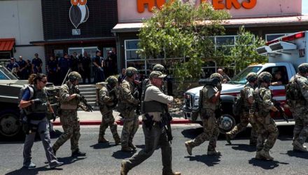 Forças de segurança respondem aos tiros no centro comercial em El Paso, no Texas, no sábado (3). — Foto: Joel Angel Juarez/AFP