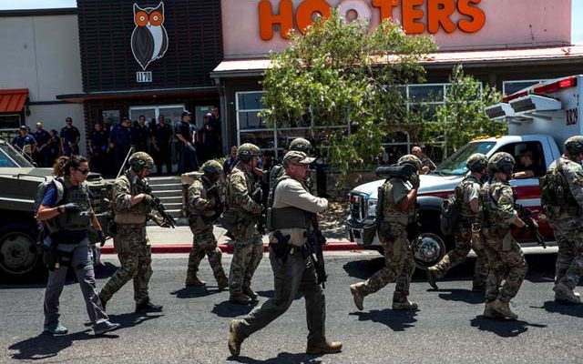 Forças de segurança respondem aos tiros no centro comercial em El Paso, no Texas, no sábado (3). — Foto: Joel Angel Juarez/AFP