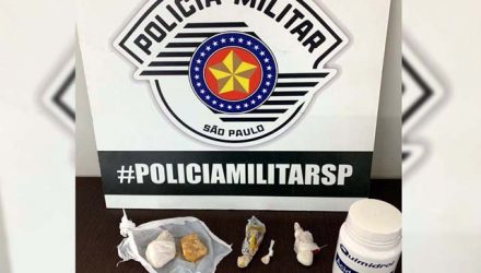 Foram apreendidos 17 gramas de crack, além de 2 gramas de cocaína. Foto: DIVULGAÇÃO/PM