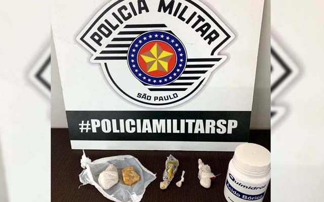 Foram apreendidos 17 gramas de crack, além de 2 gramas de cocaína. Foto: DIVULGAÇÃO/PM