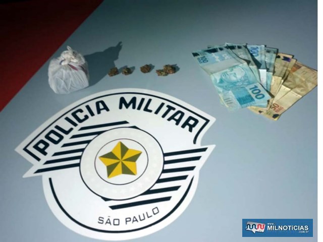 Foram apreendidos um pequeno tablete de maconha, além de R$ 770,00 em dinheiro. Foto: DIVULGAÇÃO/PM