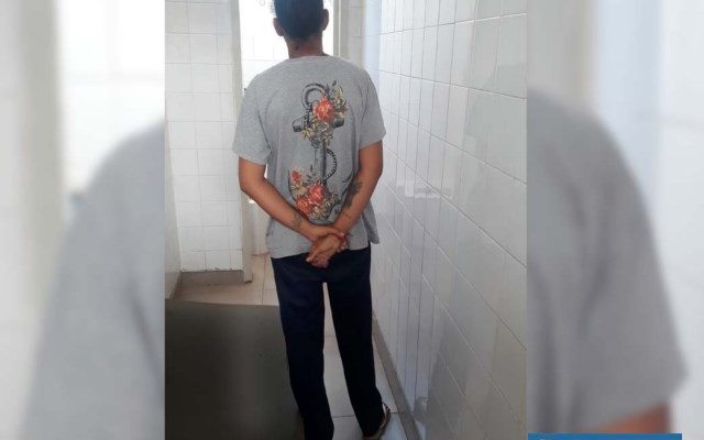 A dona de casa T. S. B., de 24 anos, foi presa acusada de tráfico de entorpecentes. Foto: MANOEL MESSIAS/Agência