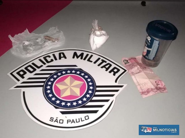 Foram apreendidas várias porções de maconha, além de 10 gramas de cocaÃna e caderno com anotações do tráfico. Foto: DIVULGAÇÃO/PM