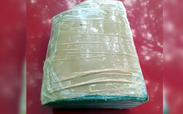 Foi apreendido com o casal um tijolo de maconha pesando 590 gramas. Foto: DIVULGAÇÃO/PM