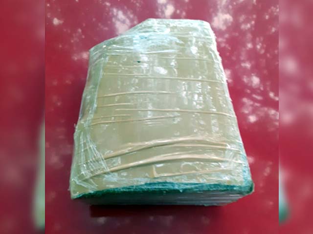 Foi apreendido com o casal um tijolo de maconha pesando 590 gramas. Foto: DIVULGAÇÃO/PM
