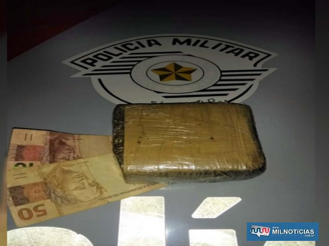 Foram localizados e apreendidos meio tijolo de maconha pesando 498 gramas, além de R$ 60,00. Foto: DIVULGAÇÃO/PM