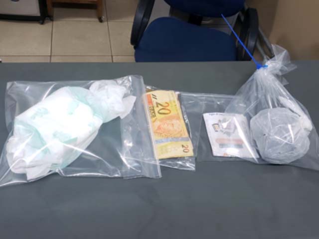 Um homem foi preso e foram apreendidos 144 gramas de Maconha, além de R$ 66,50 em dinheiro. Foto: DIVULGAÇÃO/PM