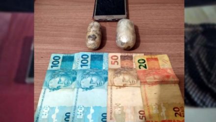 Foram apreendidos dois invólucros de cocaína em forma de ‘ovo’, R$ 270,00, além de um telefone celular. Foto: DIVULGAÇÃO/PM