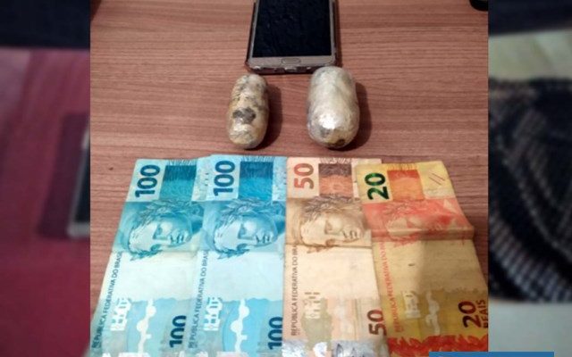 Foram apreendidos dois invólucros de cocaína em forma de ‘ovo’, R$ 270,00, além de um telefone celular. Foto: DIVULGAÇÃO/PM