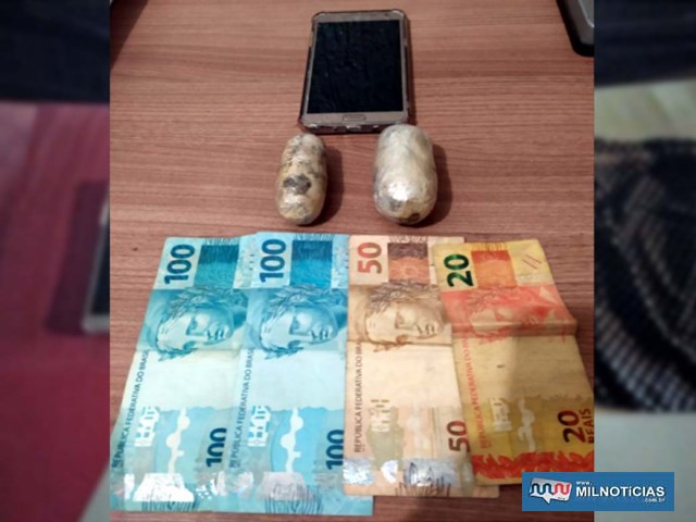 Foram apreendidos dois invólucros de cocaína em forma de ‘ovo’, R$ 270,00, além de um telefone celular. Foto: DIVULGAÇÃO/PM