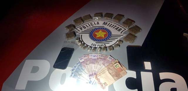 Foram apreendidos com 10 tabletes, além de 11 porções de maconha e R$ 75,00 em dinheiro. FOTO: DIVULGAÇÃO/PM