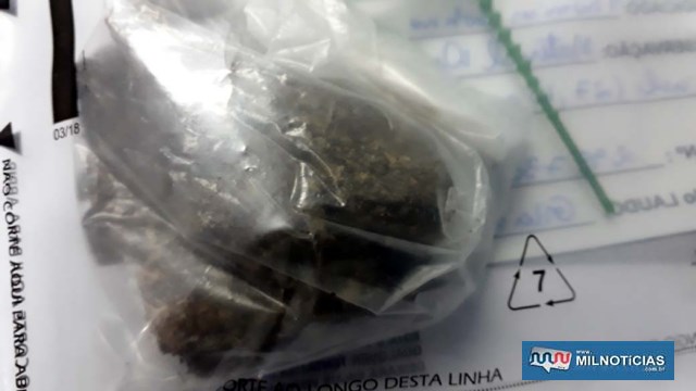 Foram apreendidas 6 porções de maconha (na foto apenas uma parte delas), totalizando um total de 32 gramas. Foto: MANOEL MESSIAS/Agência