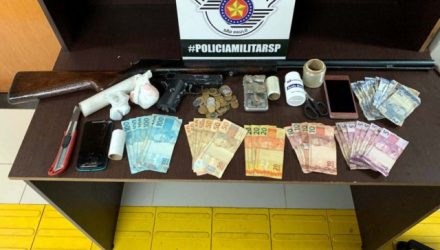 Foram apreendidos crack, maconha, espingarda sem munição, imitação de pistola, R$ 1.150,70 em dinheiro e petrechos para embalar a droga. Foto: DIVULGAÇÃO/PM