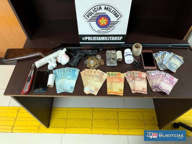 Foram apreendidos crack, maconha, espingarda sem munição, imitação de pistola, R$ 1.150,70 em dinheiro e petrechos para embalar a droga. Foto: DIVULGAÇÃO/PM