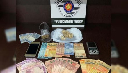 Foram apreendidos 119 gramas de crack,  13g de maconha, balança de precisão, além de R$ 689,00 em dinheiro. Foto: DIVULGAÇÃO/PM