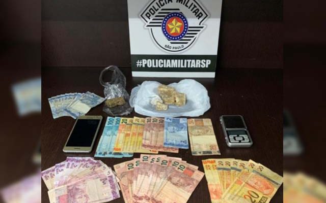 Foram apreendidos 119 gramas de crack,  13g de maconha, balança de precisão, além de R$ 689,00 em dinheiro. Foto: DIVULGAÇÃO/PM