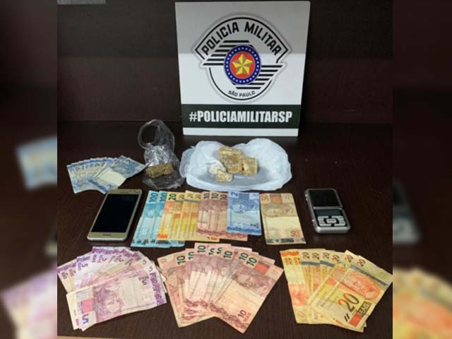 Foram apreendidos 119 gramas de crack, 13g de maconha, balança de precisão, além de R$ 689,00 em dinheiro. Foto: DIVULGAÇÃO/PM