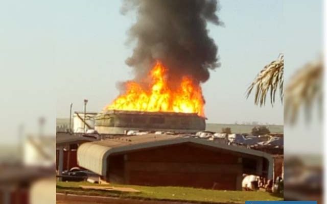 Bombeiros de Araçatuba, Andradina e outra cidades da região estão no local — Foto: Arquivo pessoal