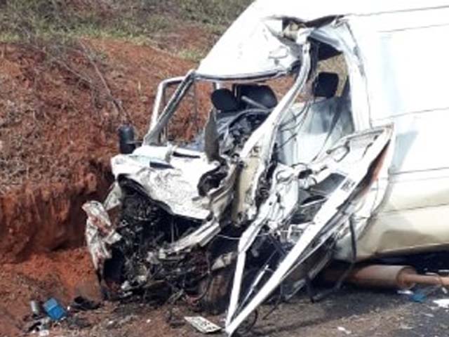 Uma pessoa morreu e duas ficaram feridas em um acidente ente entre uma van e uma carreta. Foto: SBT Interior