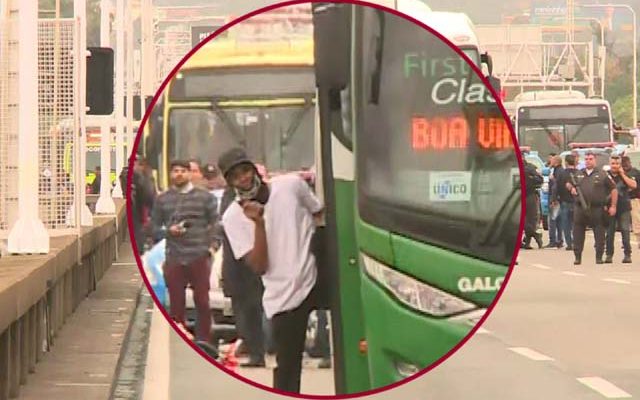Sequestrador desceu do ônibus armado e mostrou o rosto — Foto: Reprodução/GloboNews.