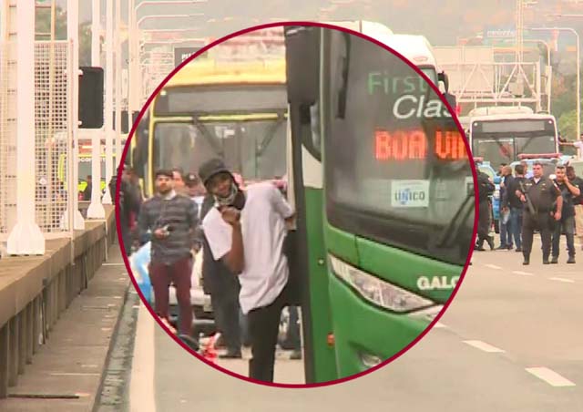 Sequestrador desceu do ônibus armado e mostrou o rosto — Foto: Reprodução/GloboNews.