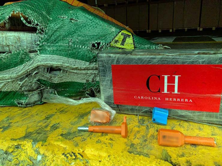 Tabletes de cocaína estavam escondidos em carga de açúcar no Porto de Santos, SP — Foto: G1 Santos.