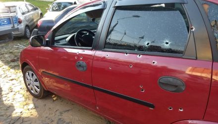 De acordo com a Polícia Civil, cerca de 50 tiros foram disparados contra o carro da família. — Foto: André Salamucha/RPC.