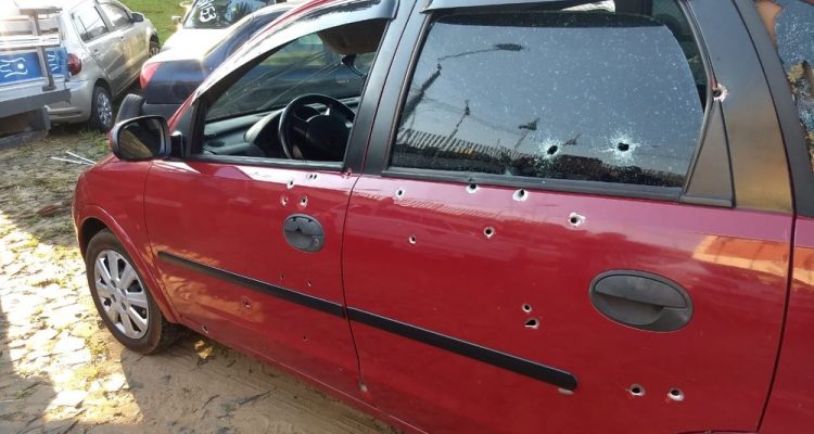 De acordo com a Polícia Civil, cerca de 50 tiros foram disparados contra o carro da família. — Foto: André Salamucha/RPC.